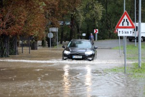 Obilne padavine vse do jutranjih ur povzročale preglavice