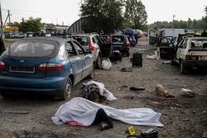 V napadu na civilni konvoj v Zaporožju ubitih 25 ljudi