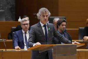V DZ Robert Golob proti Žanu Mahniču
