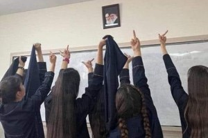 Iranske ženske se niso vdale mulam: leto dni protestov zoper islamistični režim