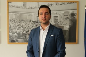 Ker ideja povezovanja čez politične pole v Sloveniji še ni zaživela, se ime Povežimo Slovenijo trenutno opušča