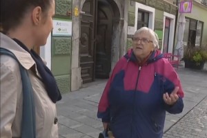 Ženici na ulici prekipelo zaradi reklam na TV Slovenija: Gledam lep film, pa mi noter vržejo faširano meso in bedrca, da lačna postanem (VIDEO)