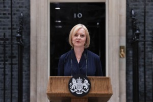 Britanska premierka Liz Truss po mesecu in pol odstopila!