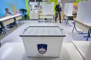 Referendumski trojček: bodo volivci potegnili z Golobom ali z Janšo?