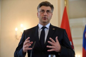 Plenković je govoril, poslanci opozicije pa so tolkli po mizah