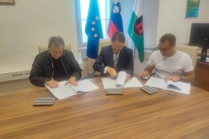 Podpis pogodbe za izgradnjo gozdne ceste Cirnik-Banova rupa
