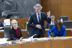 »Navadna laž!« je Golob zabil Mahniča, ki se je premierja lotil z očitki o vzpostavljanju paraobveščevalne službe