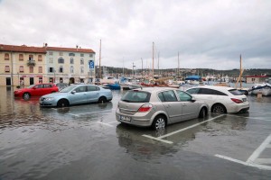 Na Obali tudi danes poplave