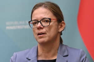 Bo Ajanović Hovnikova prevzela notranje ministrstvo?