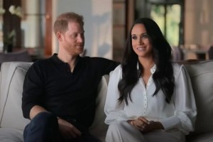 Harry in Meghan bosta vendarle povabljena na kronanje Karla