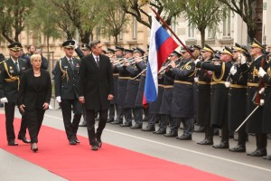 Nataša Pirc Musar je od Boruta Pahorja dobila rožice in ključe predsedniške palače (FOTO)