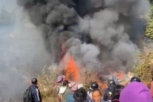 Grozljivo: potnik posnel zadnje trenutke v letalu, preden je strmoglavilo (VIDEO)