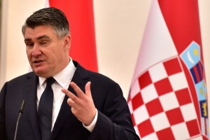 Diktatorski izpad predsednika: novinarju prepovedal udeležbo na novinarski konferenci