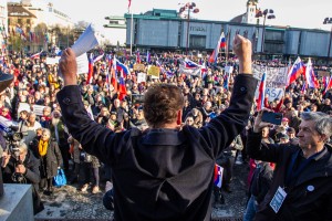 Protestniki na shodu: Zahtevamo dostojne pokojnine. Naj živi Janez Janša, slovenski junak v vojni in miru