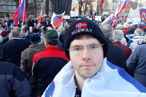 Provokacija: častilec terorista Breivika Klemen Traven z norveško kapo na shodu upokojencev