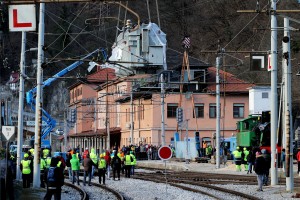 Poglejte, kako so v Zidanem Mostu dvignili 380-tonski transformator (VIDEO)