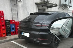 S prašiči do porscheja: država mu je predlani dala za prašičerejo 800 tisočakov, zdaj pa se do svoje kmetije vozi z novim porschejem