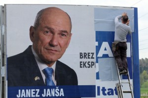 »Gospod, ki je lepil plakate« ali koga ima Janša za norca: fiktivne pogodbe, lažni lastniki in zlorabe medijev v volilni kampanji SDS