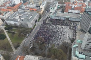 Fotografija Pavla Ruparja postavila na laž: pred DZ nikakor ni prišlo 28.000 ljudi!