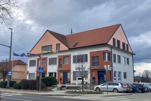 Množica na shodu v Šentjerneju zahtevala ukrepe za reševanje romskih vprašanj