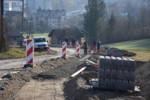 Rekonstrukcija Lovske ceste v Brestanici kljub dodatnim delom poteka po planu