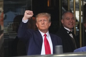 Trump aretiran, pred sodiščem pretep
