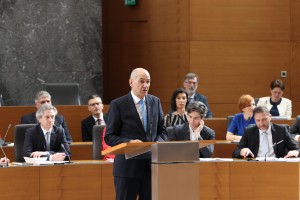 Tudi to se zgodi: Janez Janša v DZ stopil za govorniški oder in se lotil Goloba