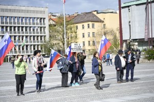 Janša sikal nad novinarji, ki so izpostavili slab obisk protesta pred DZ, a posnetki so zgovorni (VIDEO)