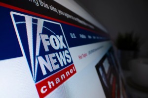 Fox News bo plačal skoraj 800 milijonov podjetju, o katerem so njegovi voditelji širili Trumpove laži