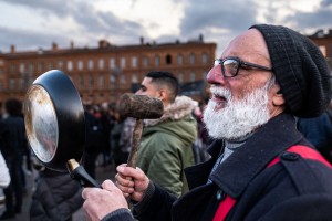 Bizarno početje francoske policije: zasegli so ponve, po katerih so tolkli protestniki proti Macronu