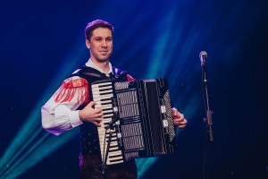Avtomatizem v glavi se mi je sesul, ko želim s prsti na harmoniki po tipkovnici navzdol, gredo prsti gor
