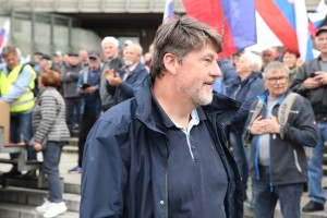 Janšev propagandist Tomašič ima davčne inšpektorje za butle? Na protestu brez računa prodajali knjige! (FOTO in VIDEO)