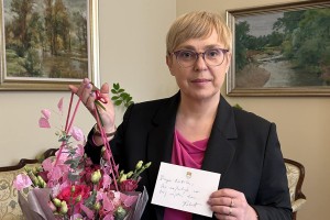 Raznežena Nataša Pirc Musar: od Roberta Goloba dobila šopek za rojstni dan (FOTO)