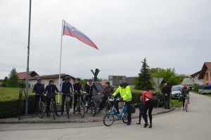 Kolesarska ekipa občine Brežice podprla Matjaža Gomilška na njegovi poti okoli Slovenije