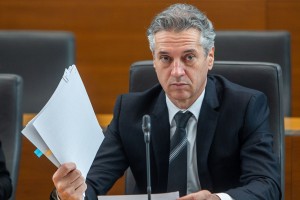 Dvoličnost Golobove vlade: doma brezobzirno do žrtev, v Rimu se prilizuje Italijanom