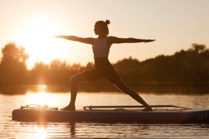 SUP Yoga: Vse, kar morate vedeti o tej vznemirljivi novi vadbi