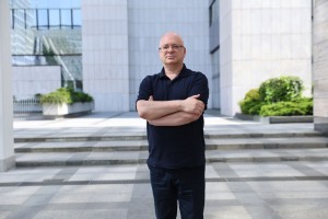 V vladi kažejo svojo namišljeno lepoto in pamet - sami sebi postavljajo vprašanja, ki jih želijo slišati, in odgovarjajo sami sebi