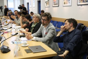 Novi svet RTVS Graha Whatmougha že kliče na zagovor zaradi pogodb o zaposlitvi, gledanosti in Panorame