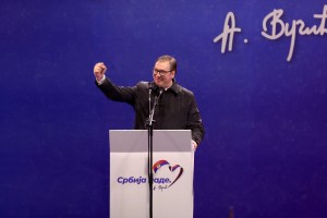 Aleksandar Vučić se boji za oblast: Srbija kupuje orožje, Srbi pa protestirajo