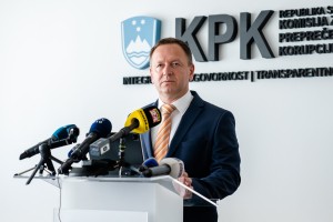 Konflikt interesov? Šef KPK je pred leti zaposlil partnerja Tatjane Bobnar, zdaj pa preiskuje imenovanje Senada Jušića za šefa policije