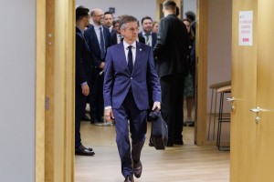 Goloba vedno manj zanima »vladanje«? O ne, premier, kar potrudite se! (KOMENTAR)