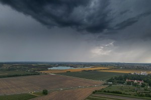 Toča, veter in poplave: danes grozijo močne nevihte po vsej državi