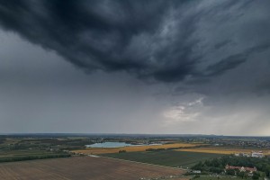 Toča, veter in poplave: danes grozijo močne nevihte po vsej državi