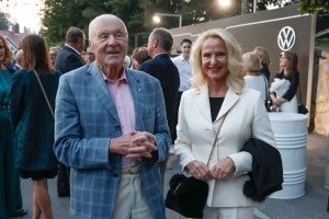 To podjetje je zlata jama zdravstvene dobaviteljice Diane Dimnik: v 20 letih je prejelo četrt milijarde evrov od javnega zdravstva!