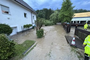 Poglejte posledice neurja na Koroškem: poplavljene hiše, zaprte ceste (FOTO)