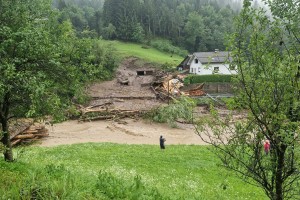 Sodni dan na Koroškem: zalivalo hiše, odneslo klet, ceste so neprevozne, v jarek šel avtobus s 15 potniki