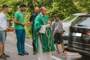 Poglejte, kako je župnik blagoslovil avto, s katerim se je v Trento pripeljal Janša, SDS pa razkrila njegovo registrsko tablico