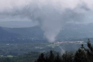 Poglejte, kako se je tornado znesel nad Ilirsko Bistrico (FOTO)