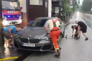 To se je zgodilo z avtom nesramnega Avstrijca, ki je avto parkiral pred vhodom v gasilski dom Bled (VIDEO)