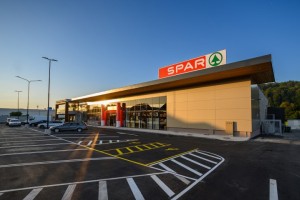 Prenovljena in večja trgovina SPAR v Trebnjem ponovno odpira svoja vrata